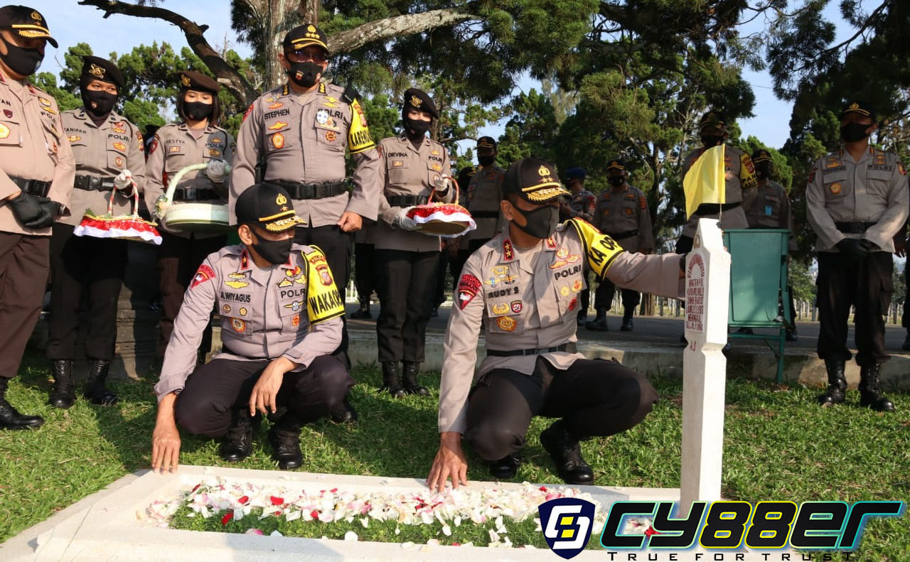 Kapolda Jabar Laksanakan Upacara Ziarah Ke TMP Cikutra Dan Anjangsana Ke Sesepuh Polri Dalam Rangka Hari Bhayangkara Ke 74